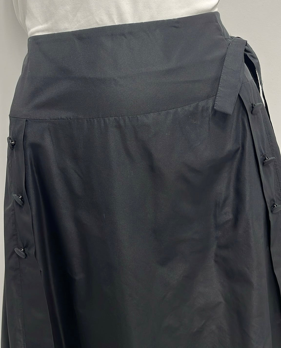 CELINAS TAFETTA SKIRT W SIDE BUTTONS & BOW-MIDI BLACK