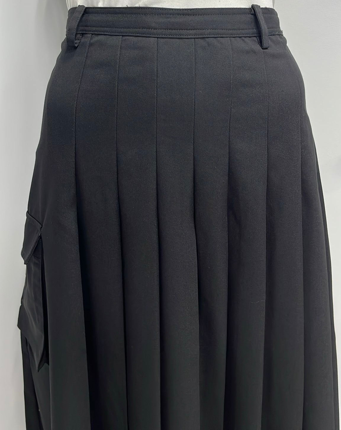 BEIGE PLEATED SKIRT W BELT & ONE SIDE POCKET-MIDI BLACK