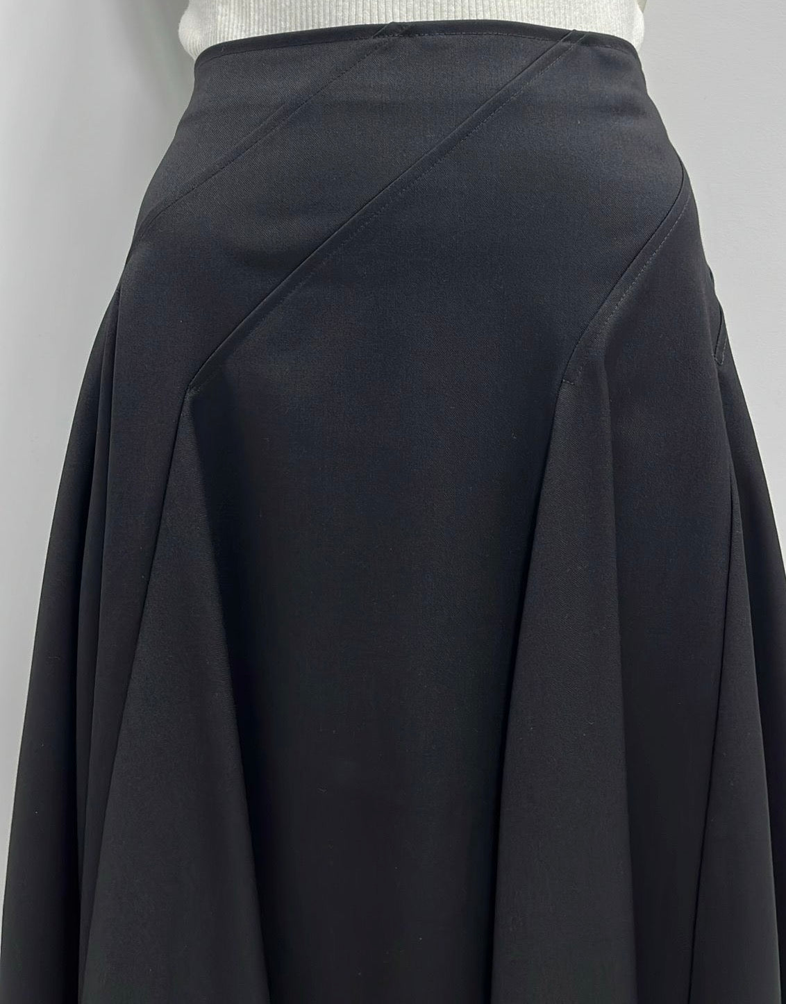 NOVELLA DRESSY WOOLY FINISH FLAIRY SKIRT W DIAGONAL SEAMS-MIDI BLACK