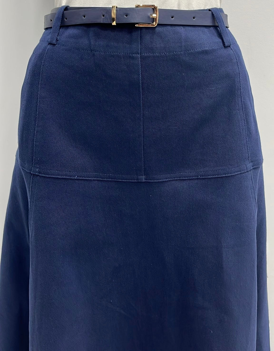 BEIGE FLAIRY SKIRT W DETAILED SEAMS&BELT-MIDI NAVY