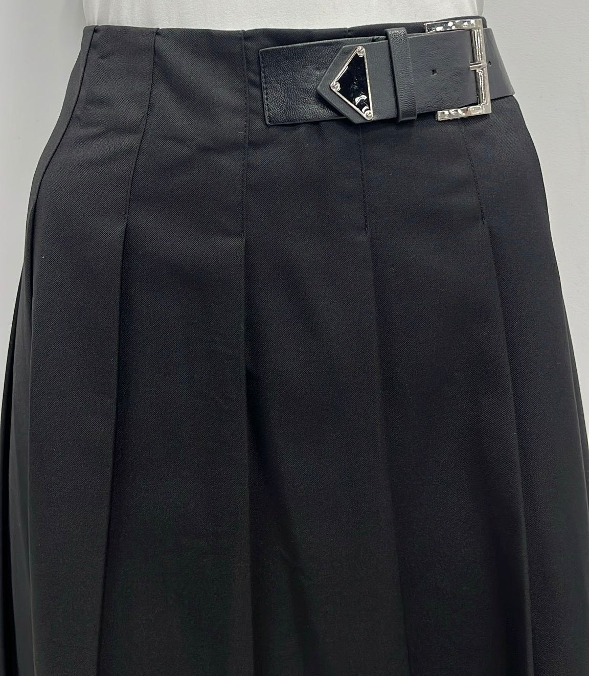 PEODE DESIGN PLEATED SKIRT W SIDE BUCKLE-MIDI BLACK