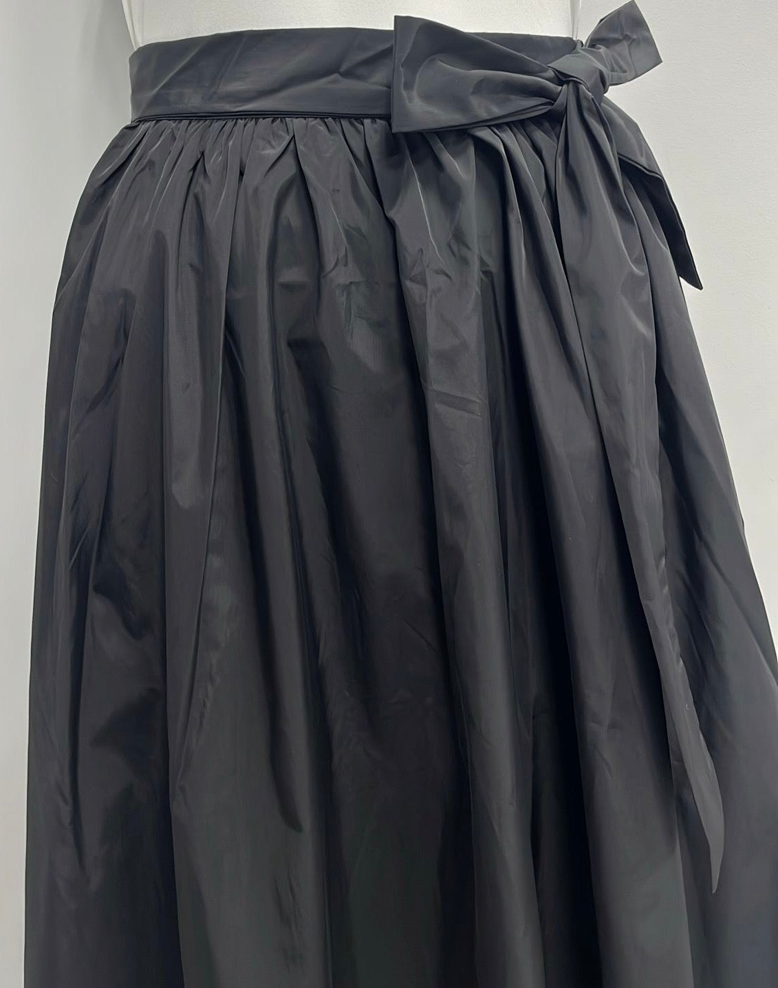 PEODE DESIGN TAFETTA SKIRT W BELT-MIDI BLACK