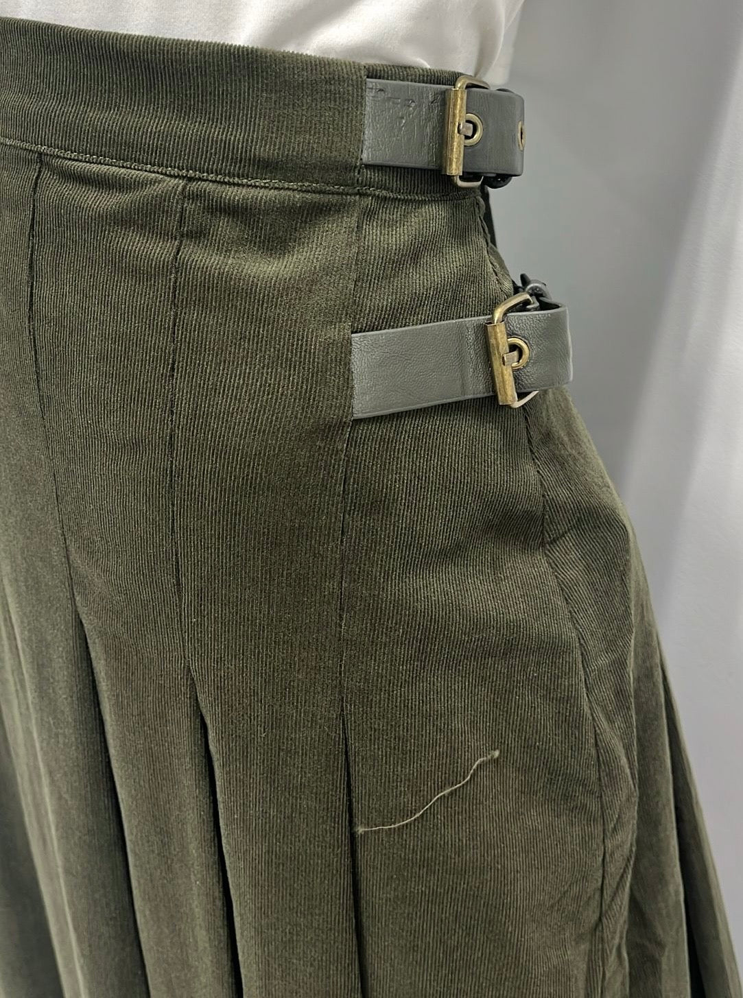 HONEYSEED SIDE BUCKLE CORDUROY PLEATED SKIRT-MIDI OLIVE