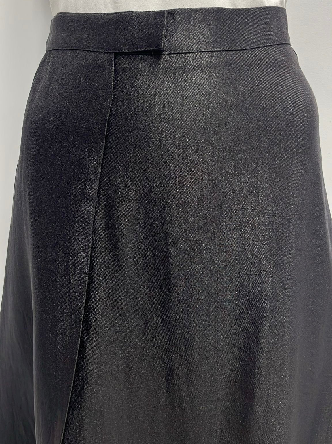 EDIT FRONT TAB DRESSY SKIRT-MIDI BLACK