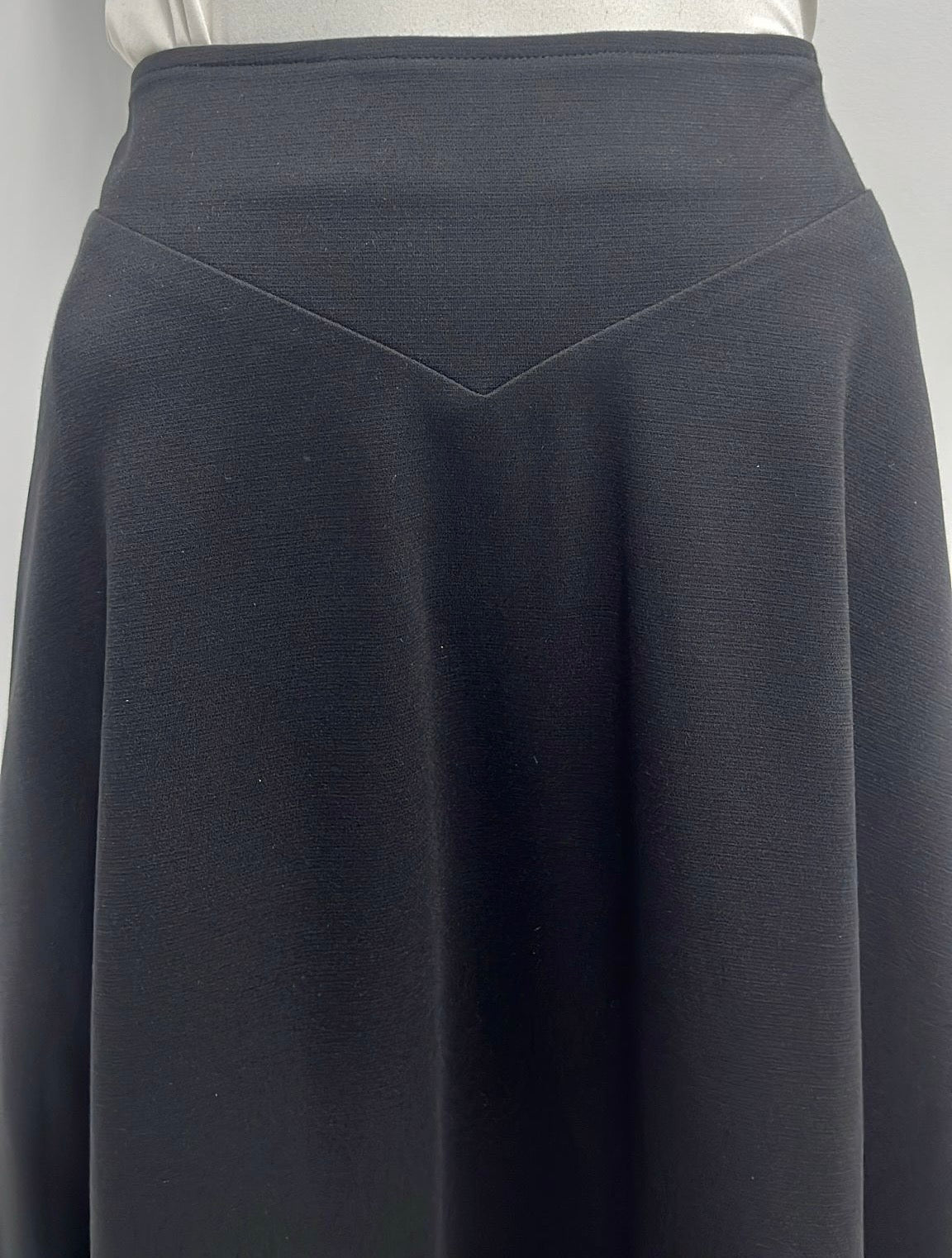 HONEYSEED V SHAPED WAISTBAND SKIRT-MIDI BLACK