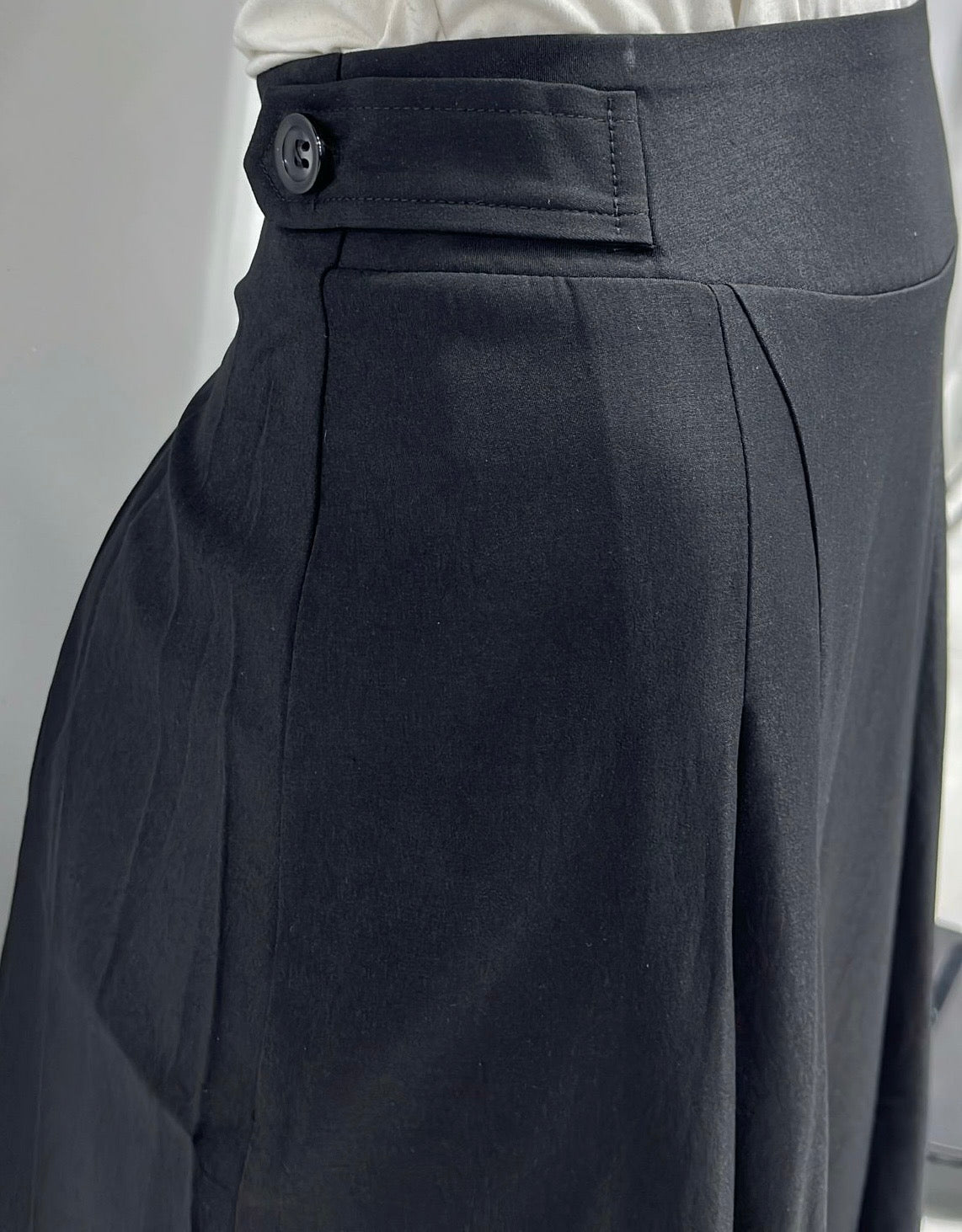 YAL NEW YORK INSERT PLEATS SKIRT W SIDE BUTTONS WAIST-MIDI BLACK