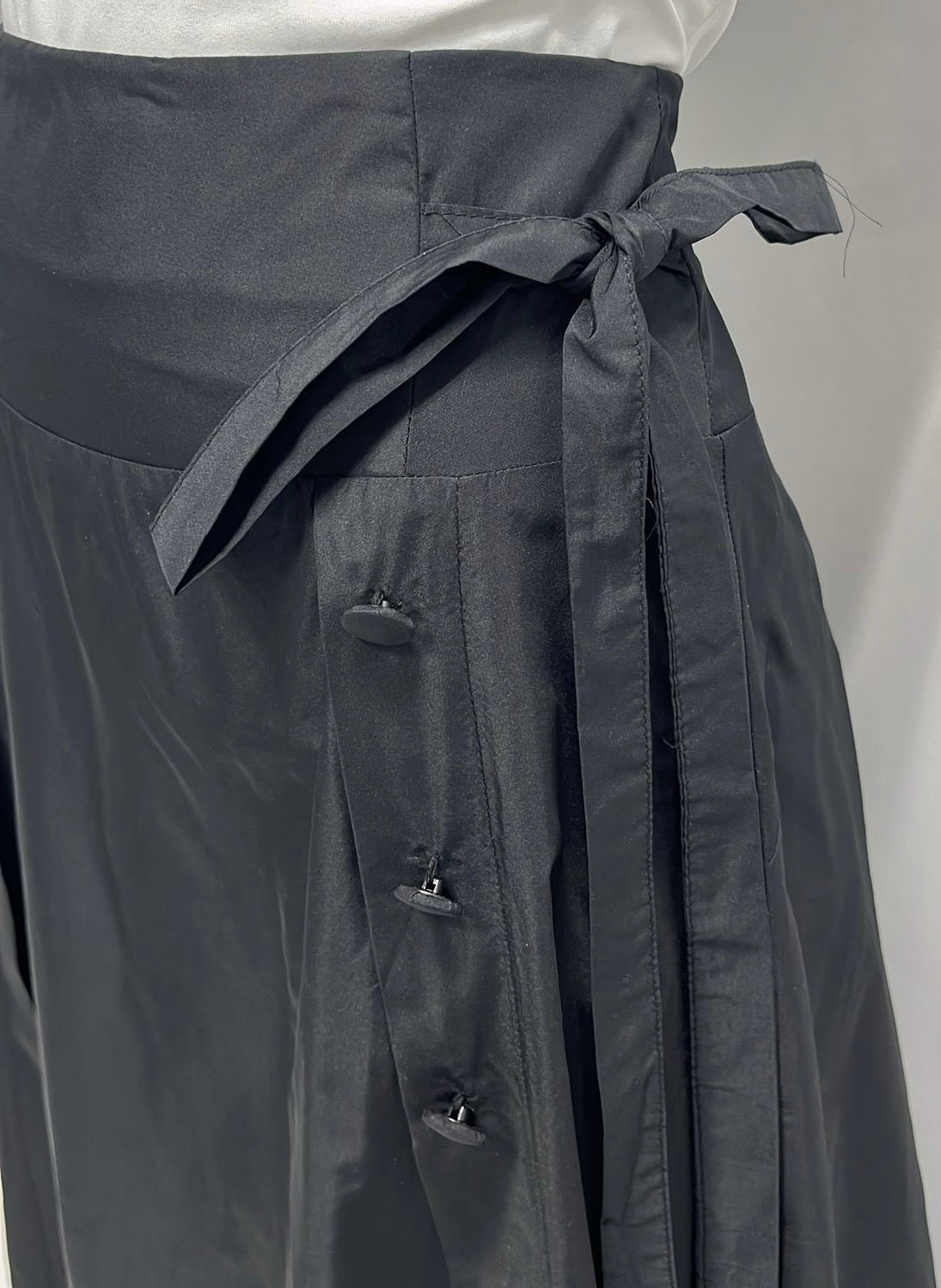 CELINAS TAFETTA SKIRT W SIDE BUTTONS & BOW-MIDI BLACK