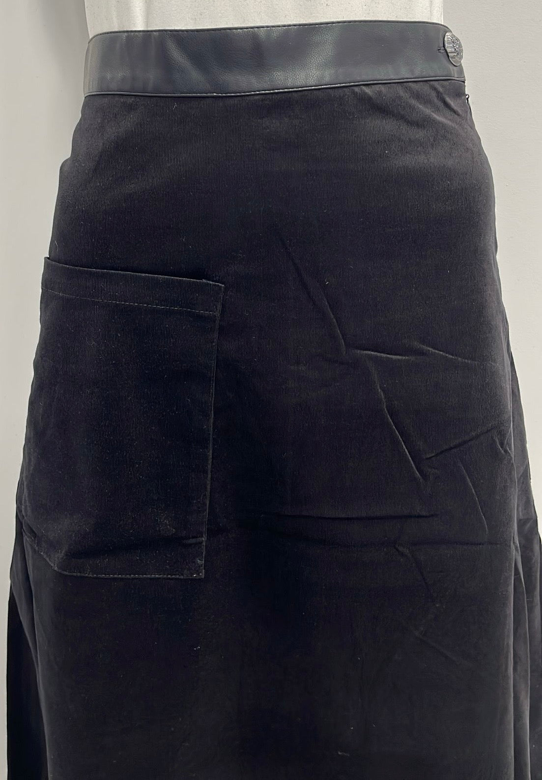 FAVES CORDUROY A-LINE SKIRT W ONE FRONT POCKET-MIDI BLACK