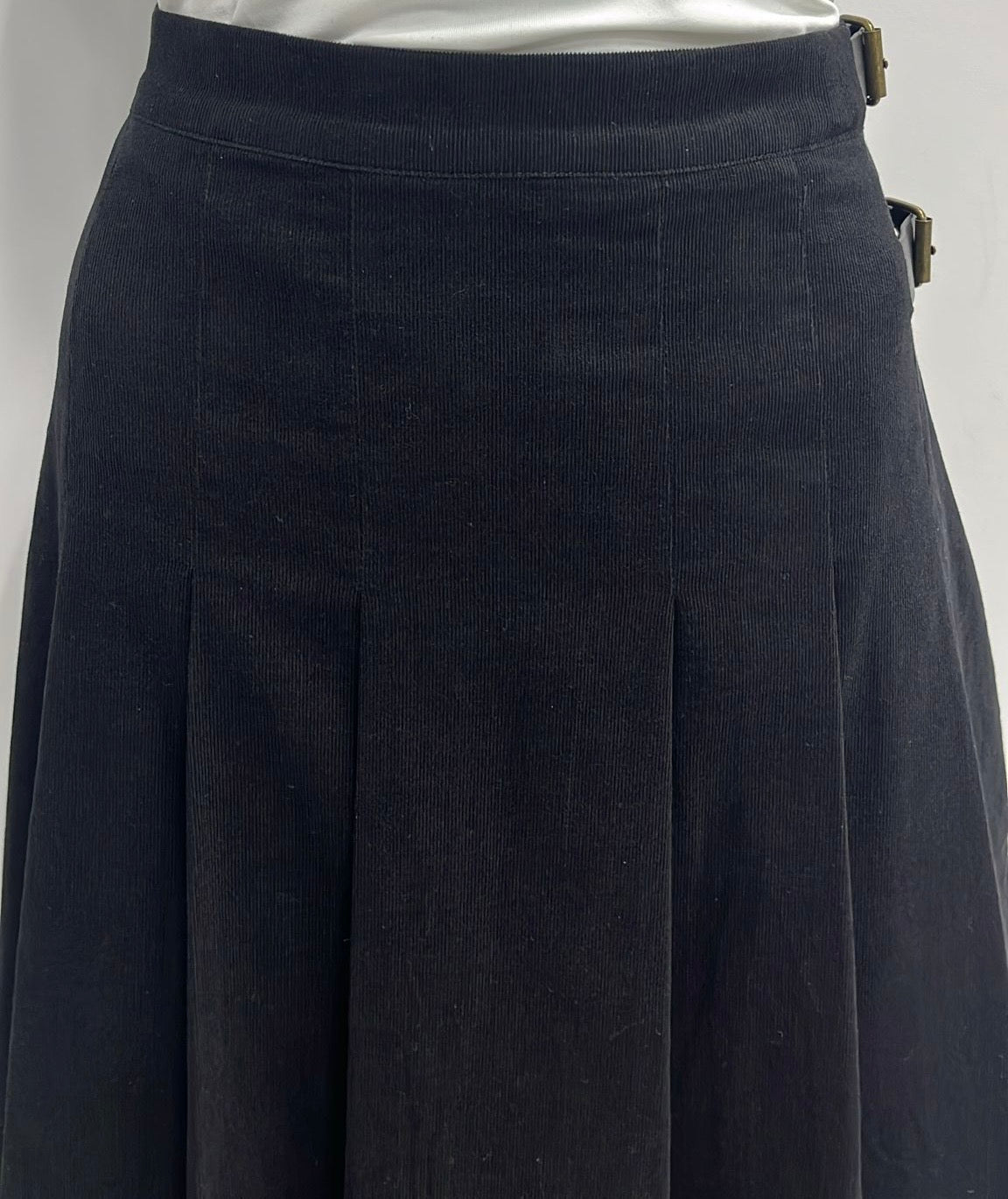 HONEYSEED SIDE BUCKLE CORDUROY PLEATED SKIRT-MIDI BLACK