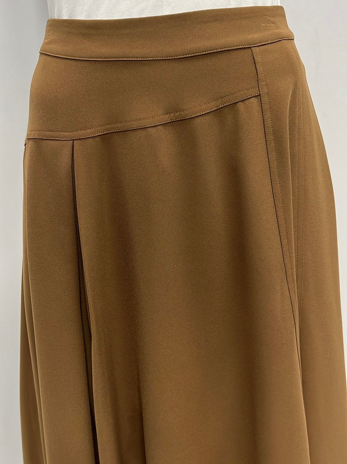 MYSTTE INSERT PLEATS SKIRT W BACK WAIST RUBBER-MIDI BROWN