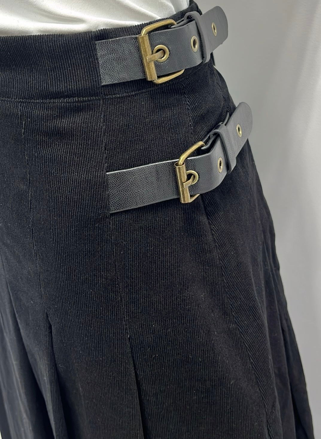 HONEYSEED SIDE BUCKLE CORDUROY PLEATED SKIRT-MIDI BLACK