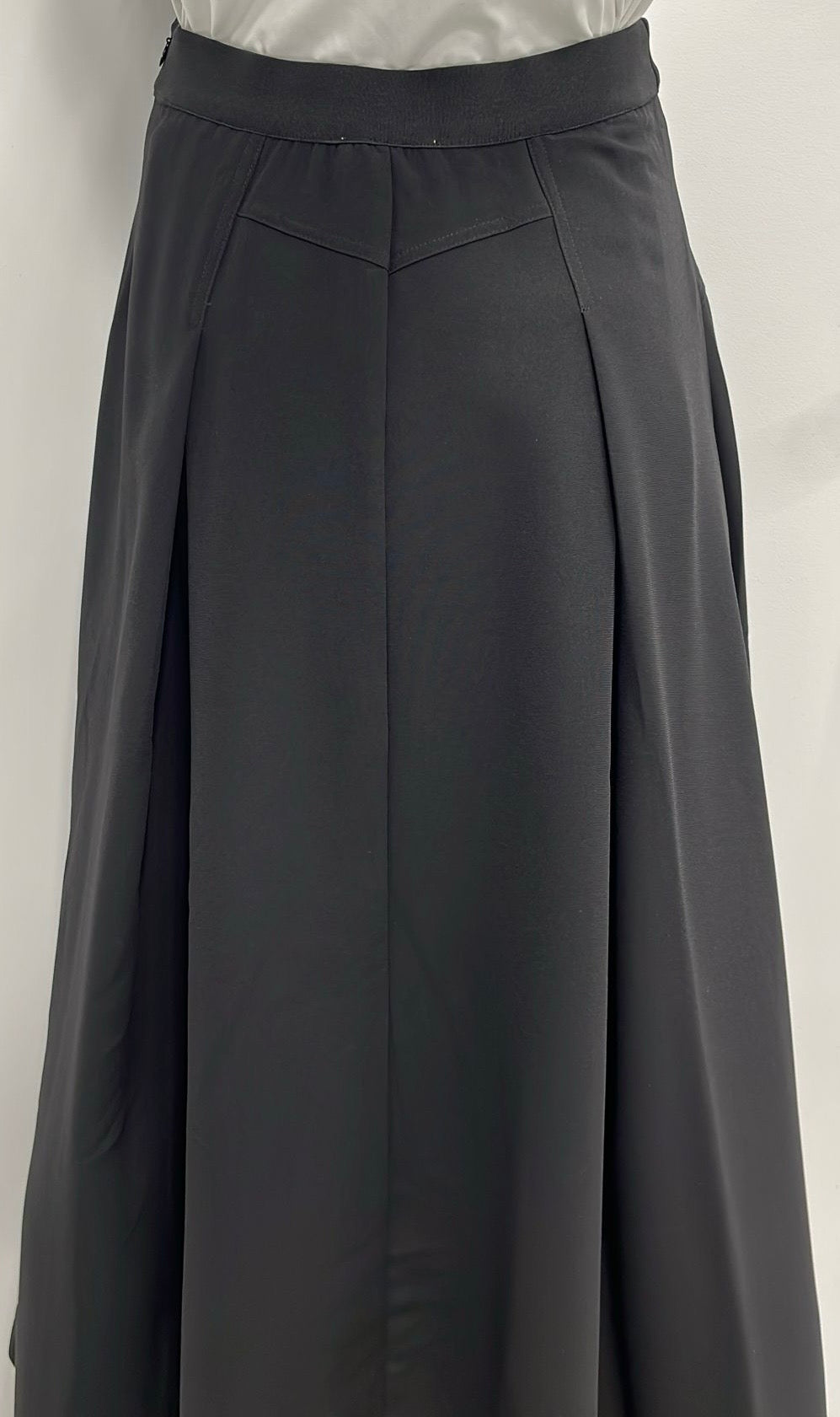 MYSTTE INSERT PLEATS SKIRT W BACK WAIST RUBBER-MIDI BLACK