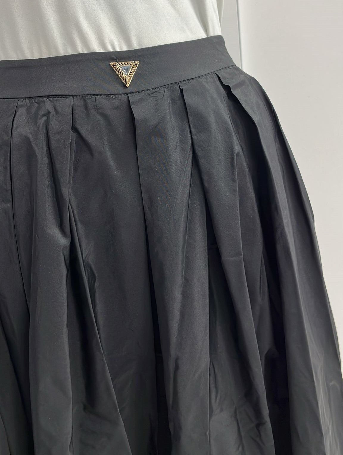 CELINAS TAFETTA PLEATED SKIRT W CENTER ACCENT-MIDI BLACK