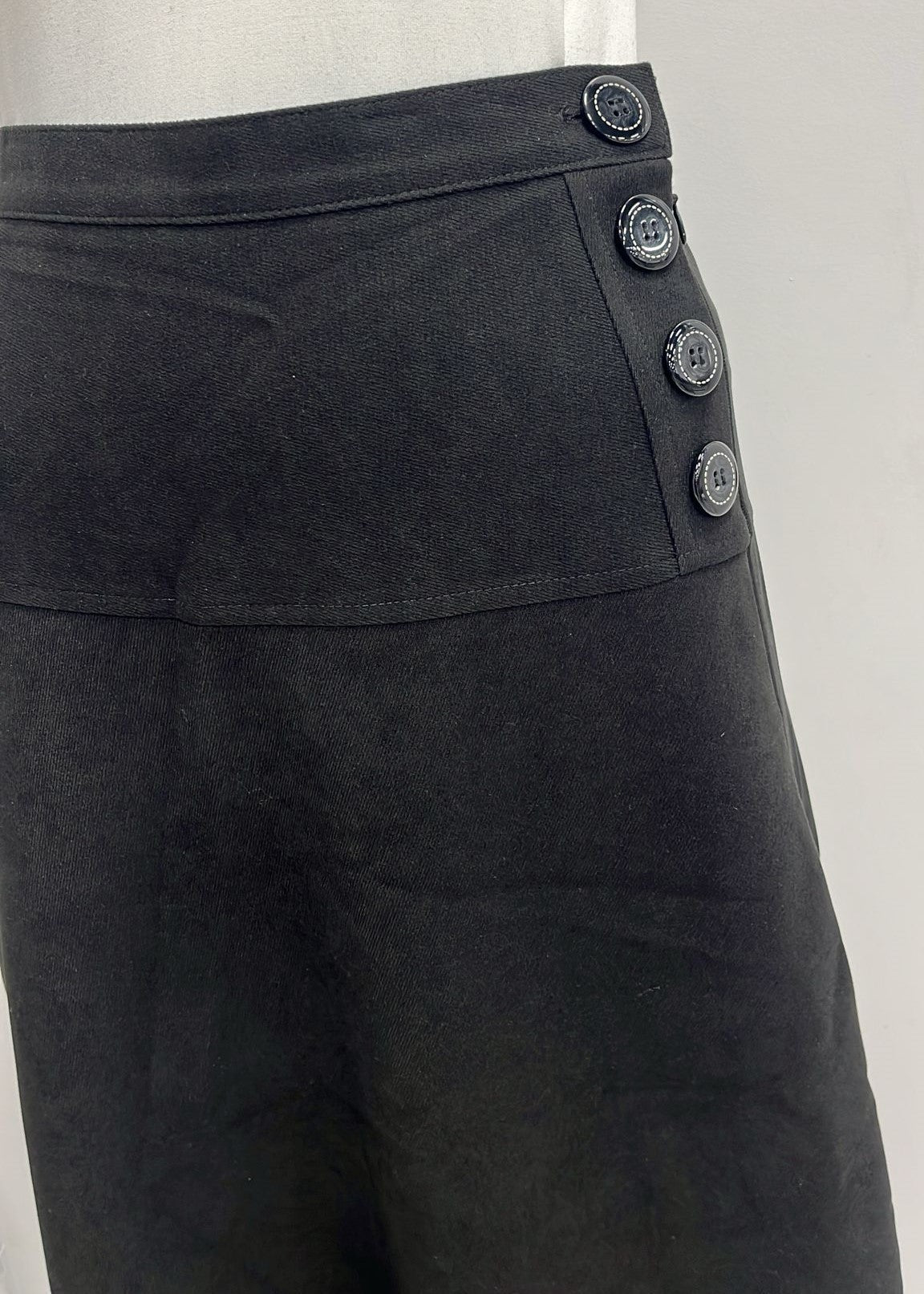 BLUE MOON TWILL YOKE SKIRT W SIDE BUTTONS-MIDI BLACK