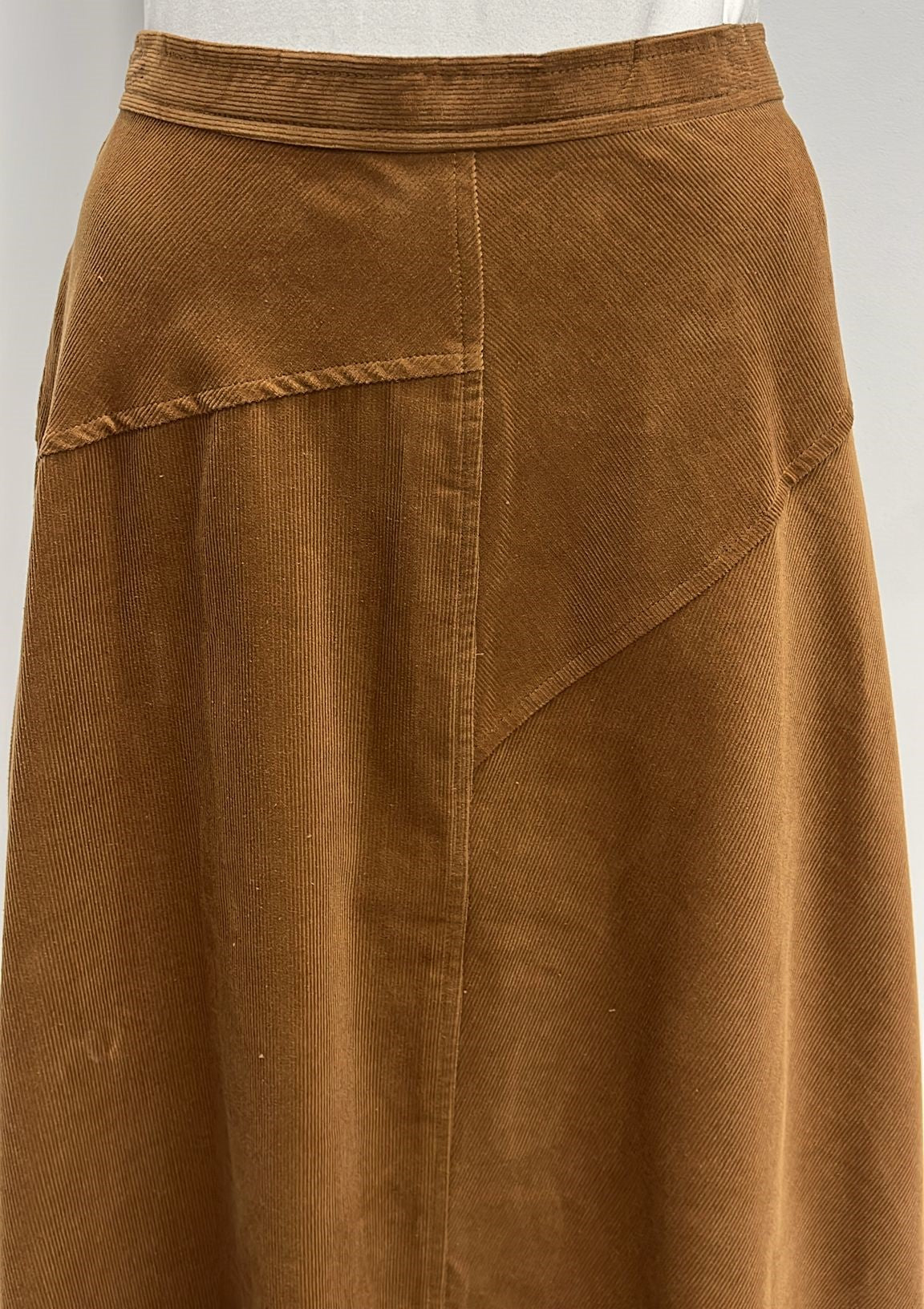 MYSTTE CORDUROY SKIRT W DETAILED SEAMS-MAXI MOCHA