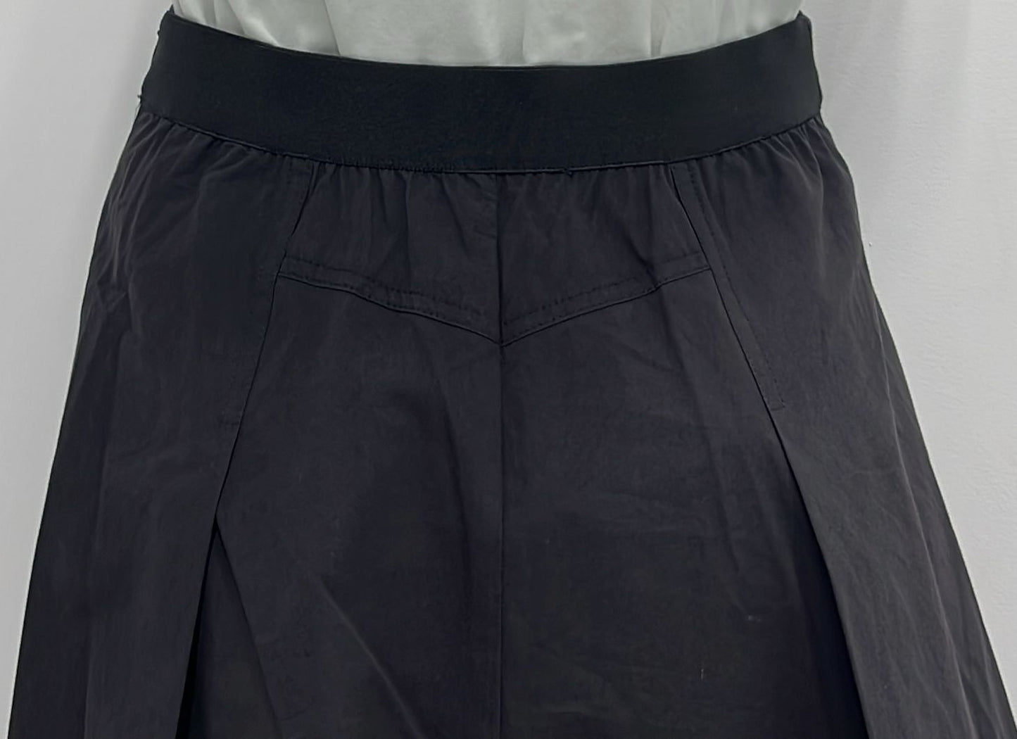 MYSTTE INSERT PLEATS SKIRT W BACK WAIST RUBBER-MIDI BLACK