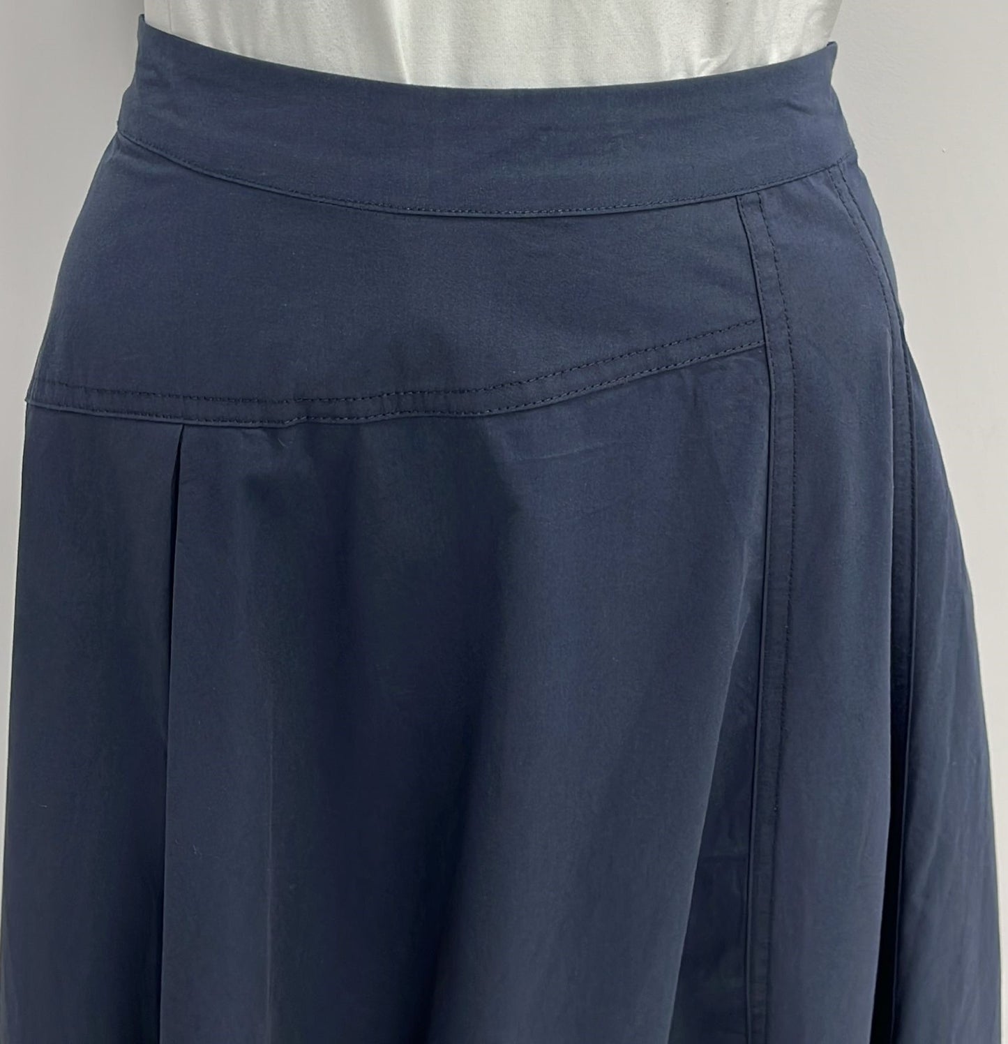 MYSTTE INSERT PLEATS SKIRT W BACK WAIST RUBBER-MIDI NAVY