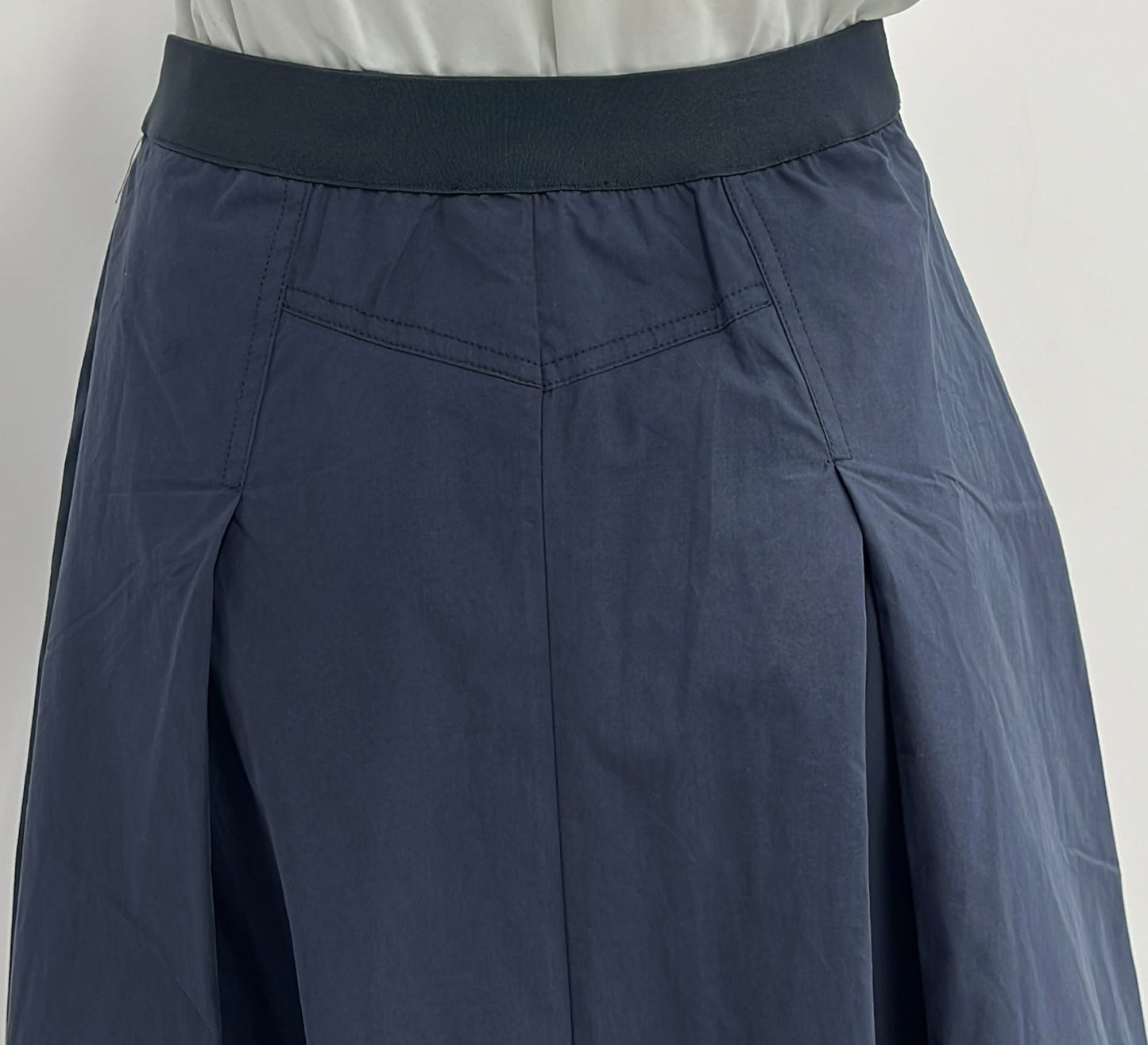 MYSTTE INSERT PLEATS SKIRT W BACK WAIST RUBBER-MIDI NAVY