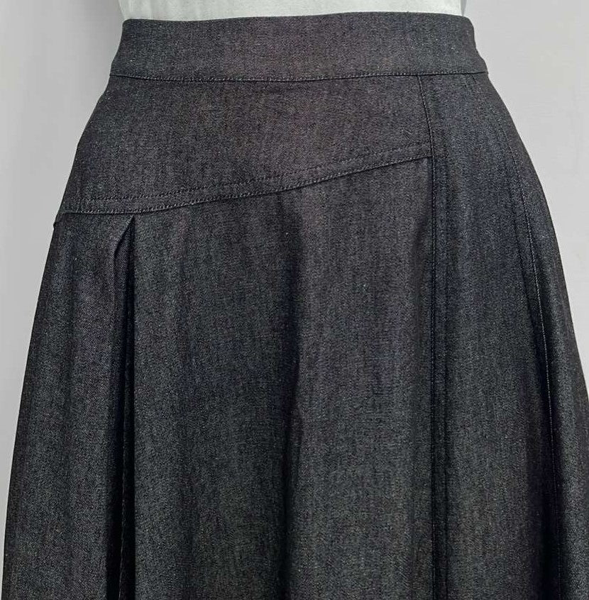 MYSTTE INSERT PLEATS SKIRT W BACK WAIST RUBBER-MIDI BLACK DENIM