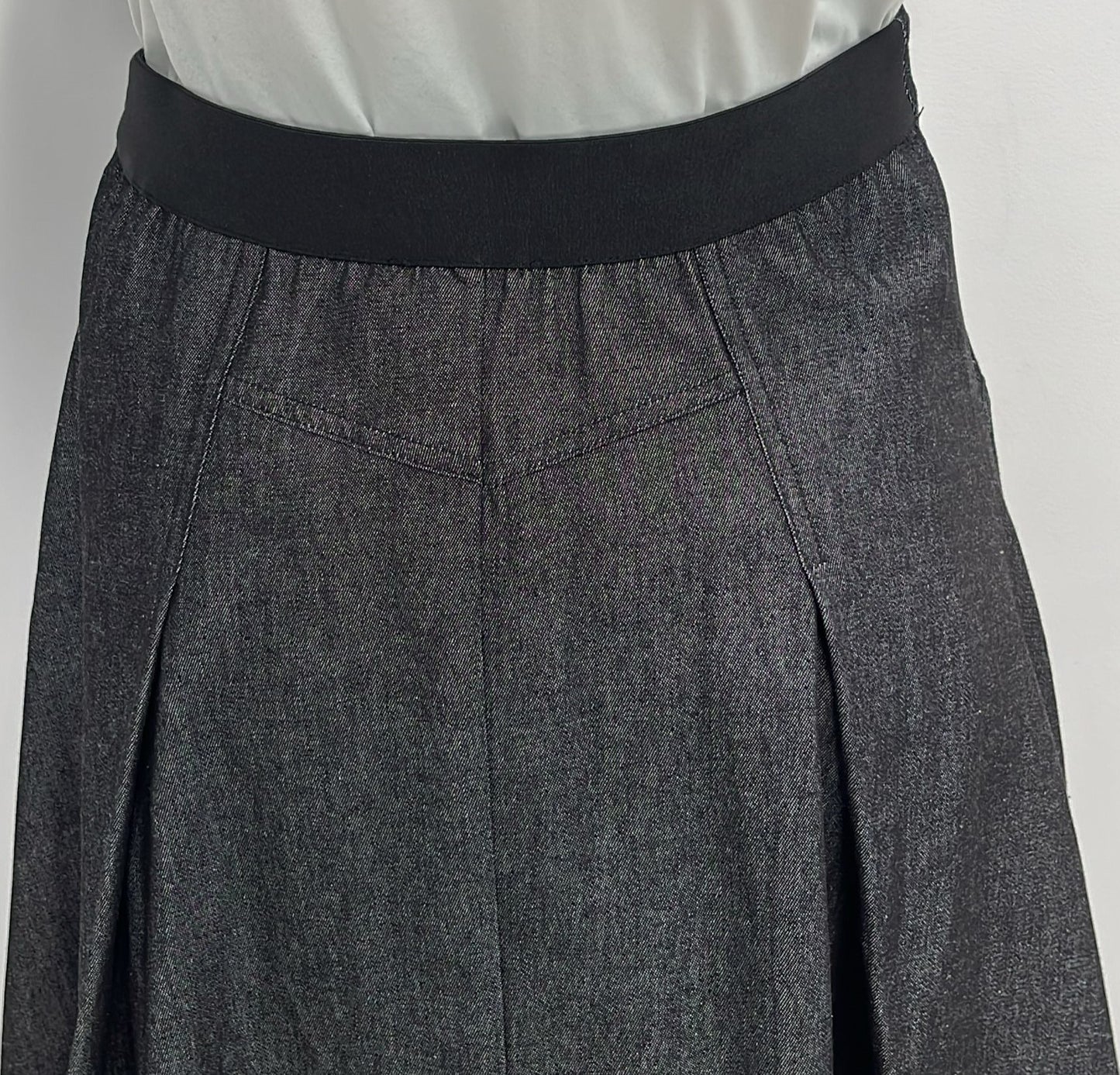 MYSTTE INSERT PLEATS SKIRT W BACK WAIST RUBBER-MIDI BLACK DENIM