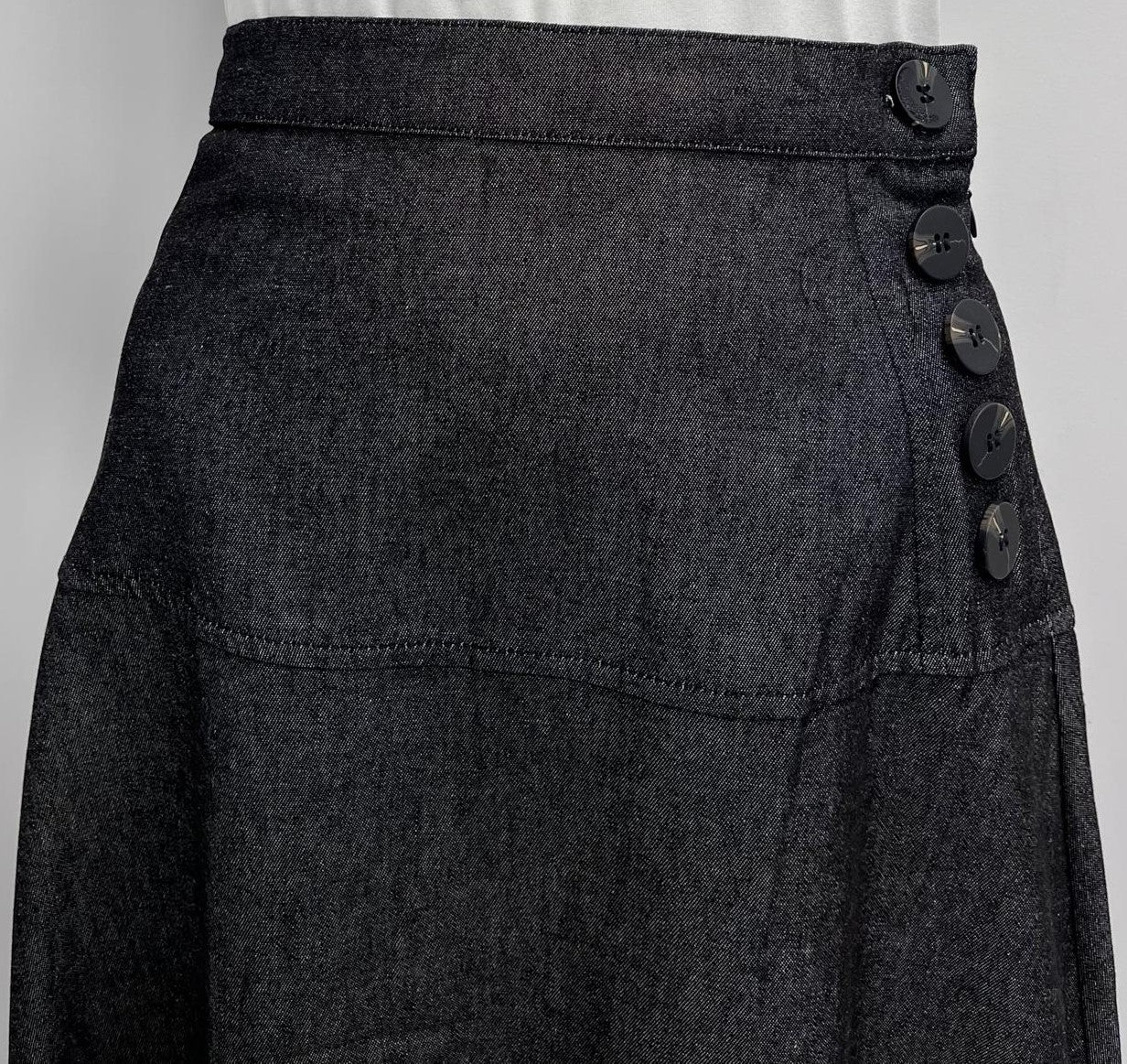 MYSTTE YOKE SKIRT W SIDE BUTTONS-MIDI BLACK DENIM