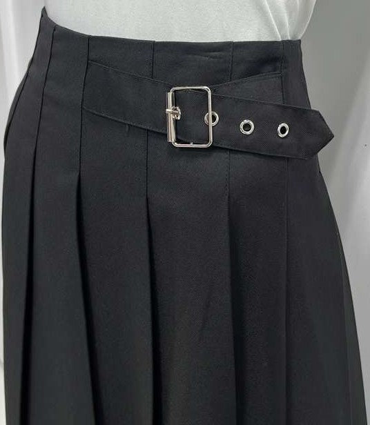 PEODE DESIGN PLEATED SKIRT W SIDE BUCKLE-MIDI BLACK