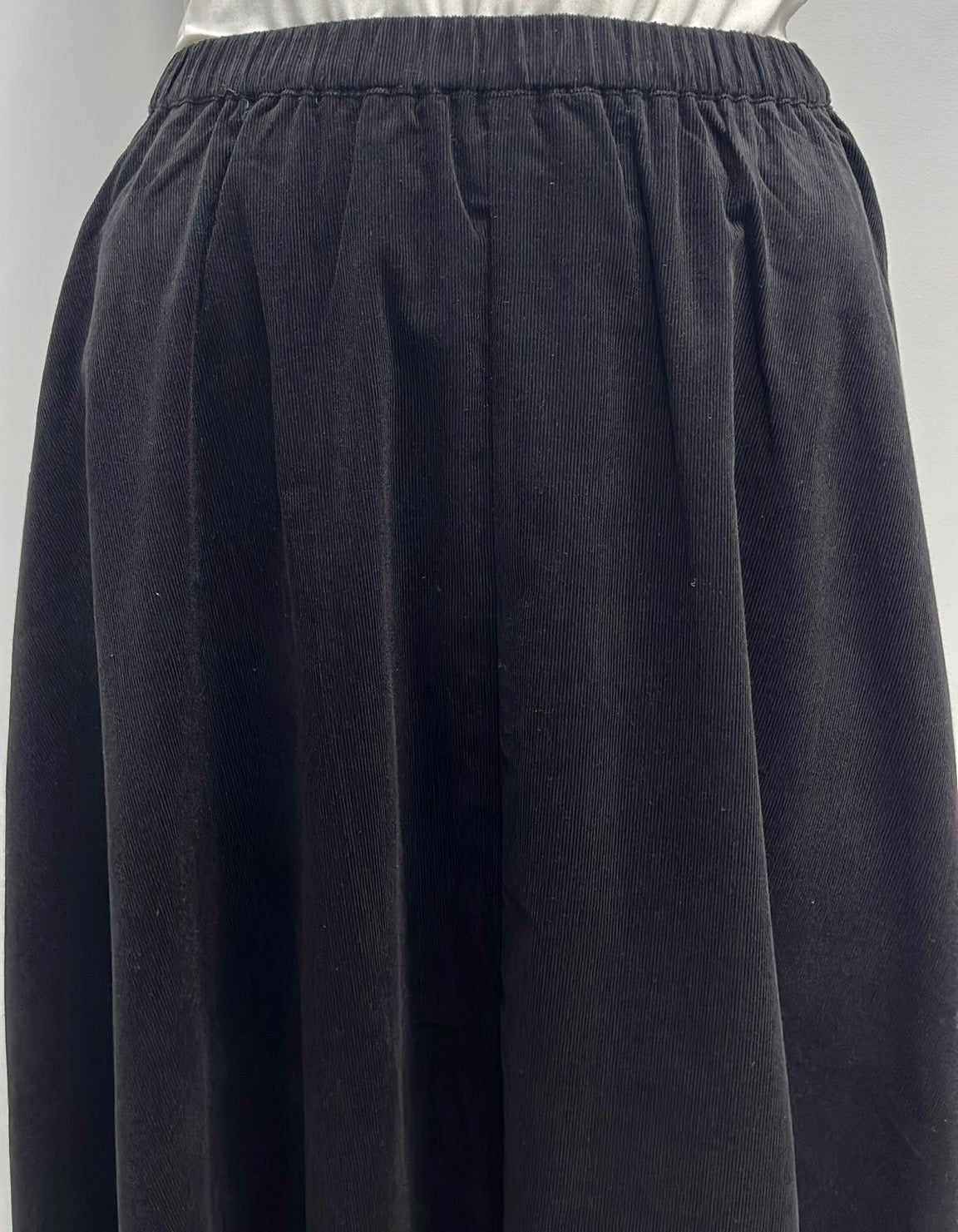 WEAR AND FLAIR A-LINE CORDUROY SKIRT W STRETCHED WAISTBAND-MIDI BLACK