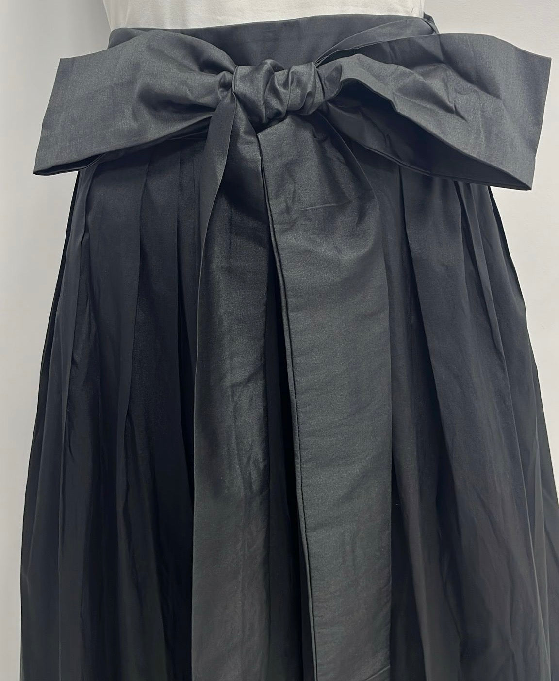 MISS ISSIPPI TAFETTA PLEATED SKIRT W BELT-MIDI BLACK