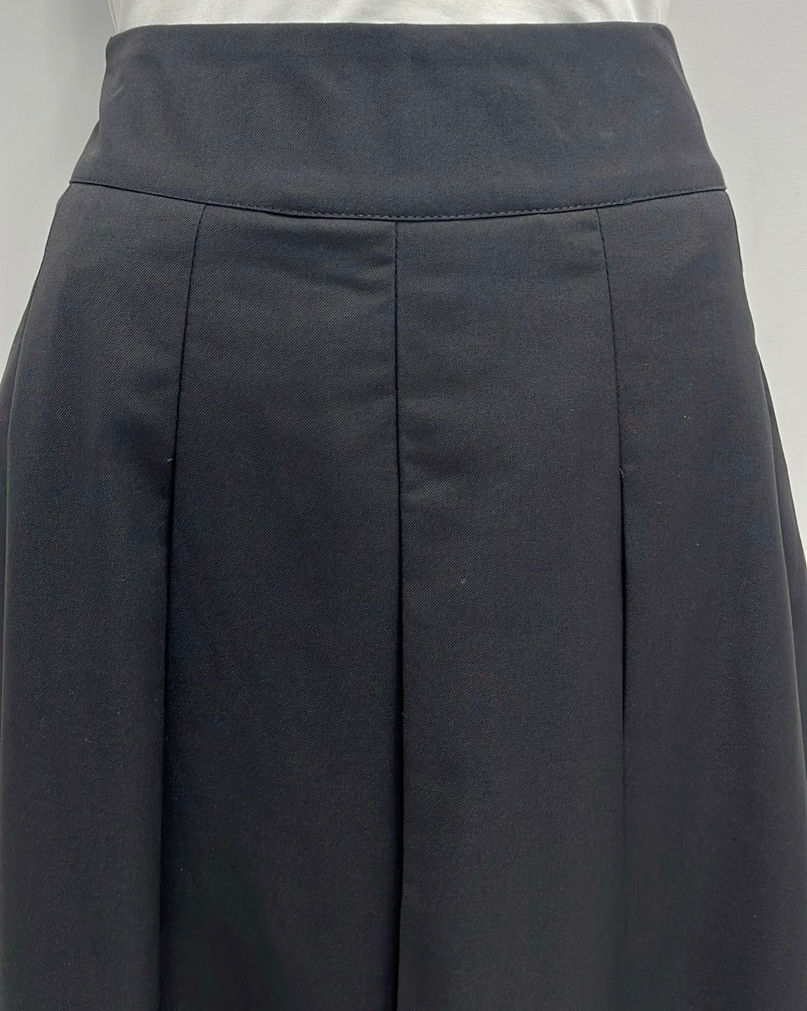 PEODE DESIGN STITCHED DOWN BOX PLEATED SKIRT-MIDI BLACK