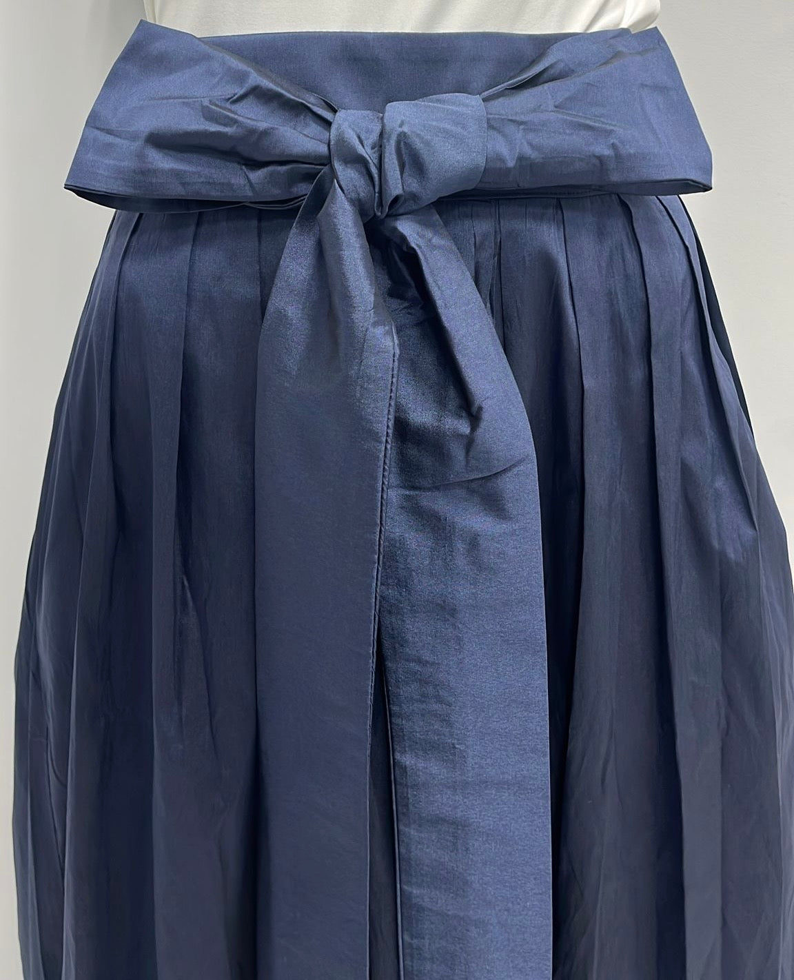 MISS ISSIPPI TAFETTA PLEATED SKIRT W BELT-MIDI NAVY