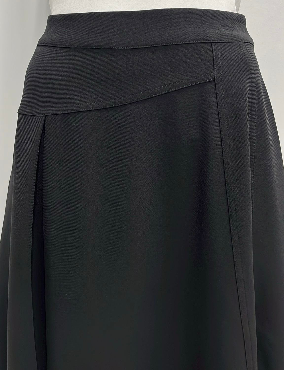 MYSTTE INSERT PLEATS SKIRT W BACK WAIST RUBBER-MIDI BLACK
