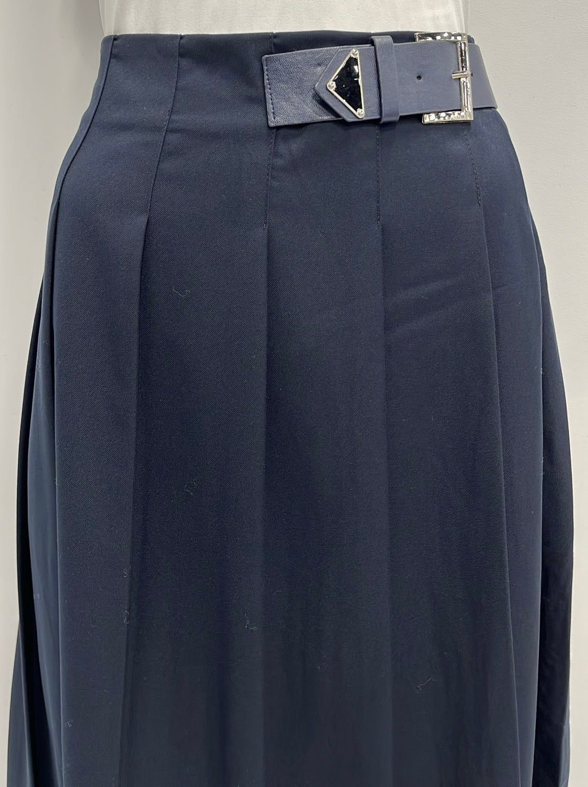 PEODE DESIGN PLEATED SKIRT W SIDE BUCKLE-MIDI NAVY