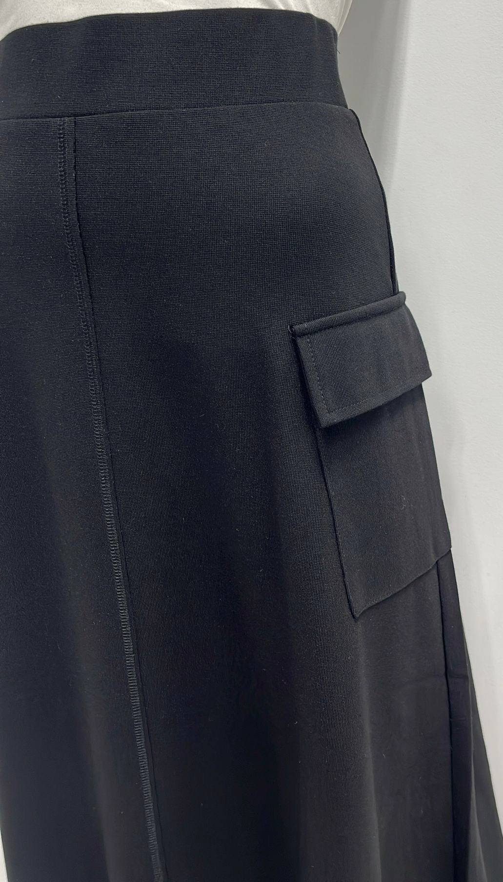 MYSTERY PONTE SKIRT W CENTER SEAM & SIDE POCKET-MIDI BLACK