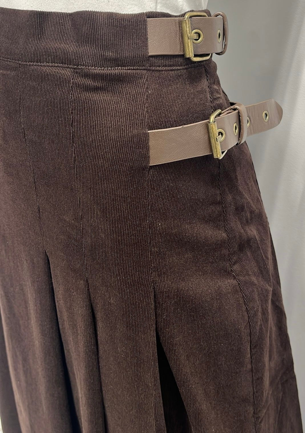 HONEYSEED SIDE BUCKLE CORDUROY PLEATED SKIRT-MIDI BROWN