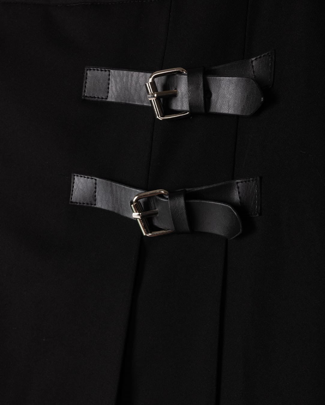 SHIFT PLEATED SKIRT W SIDE BUCKLE BLACK