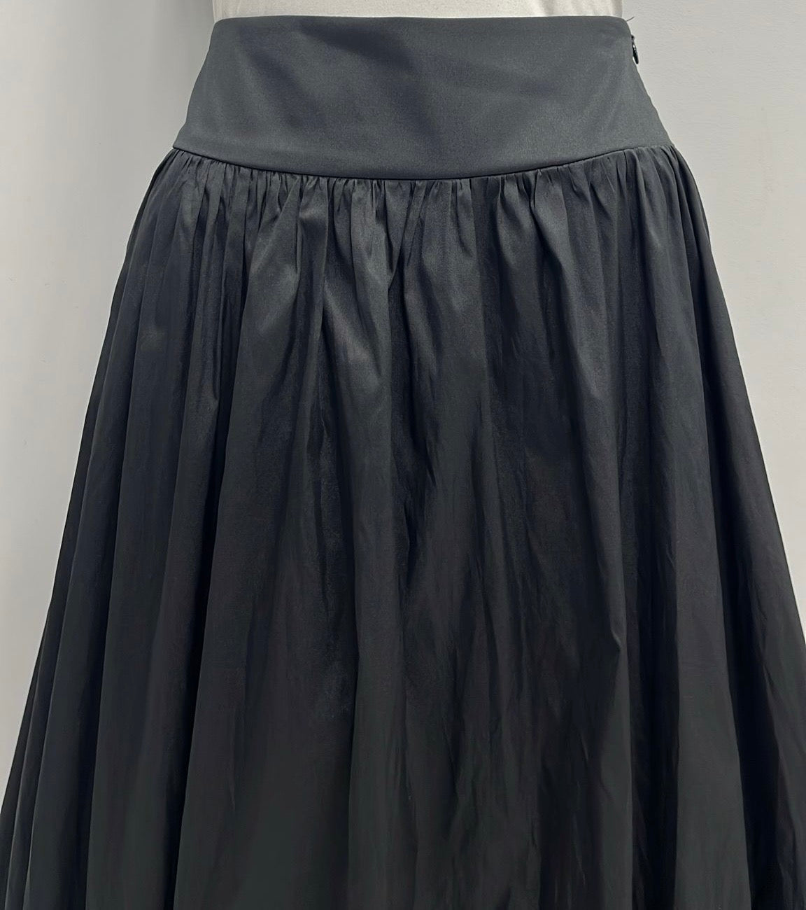 MISS ISSIPPI TAFETTA BUBBLE SKIRT W BACK GATHERED WAISTBAND-MIDI BLACK