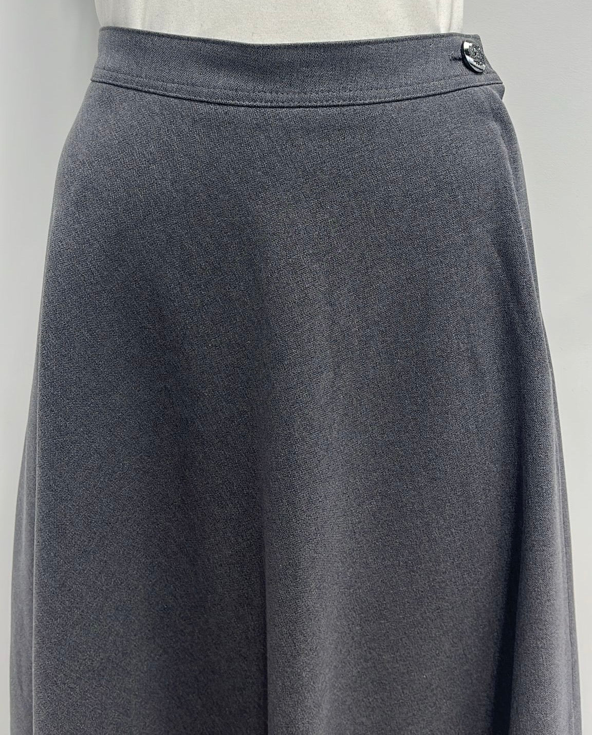 MAXMRKT DRESSY FLAIRY SKIRT W SIDE BUTTON & ZIPPER-MIDI GREY